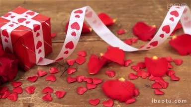 红玫瑰礼盒和蜡烛在木制背景<strong>情人节</strong>的概念